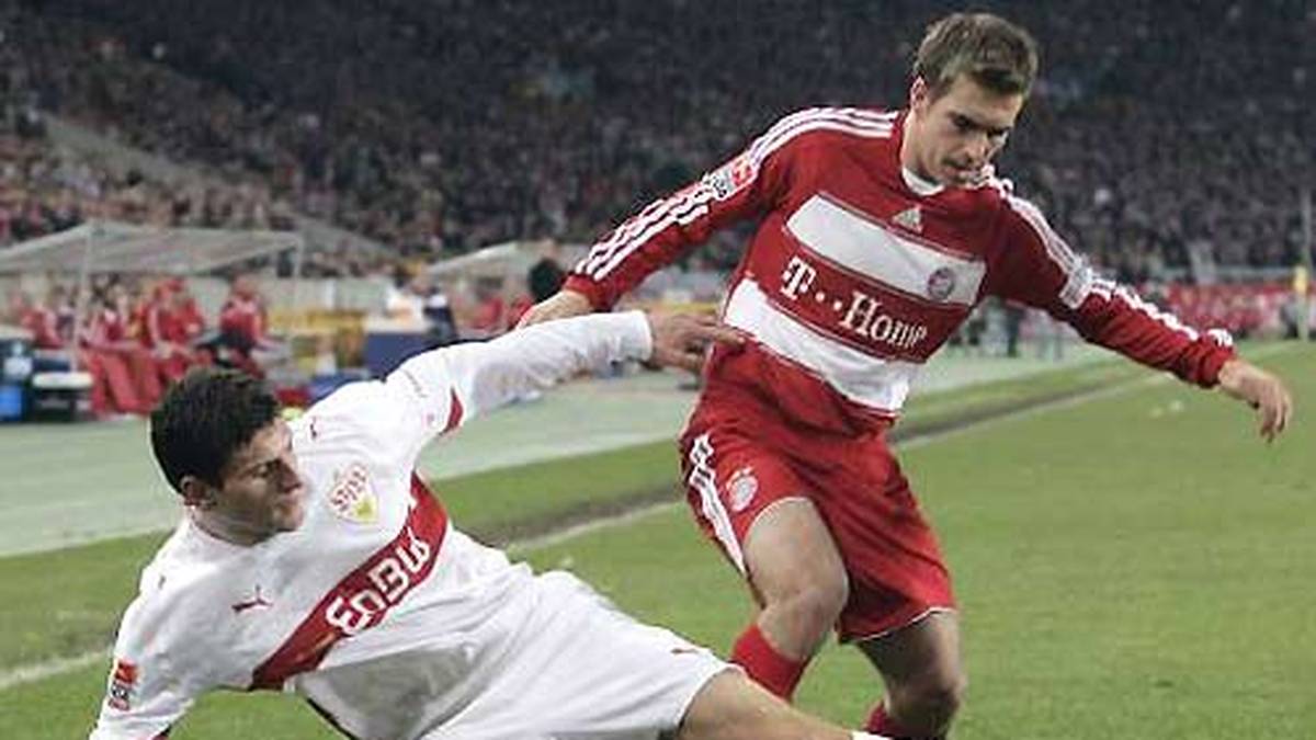 Im November 2007 spielt Mario Gomez (l.) noch für den VfB und gegen Bayerns Philipp Lahm, der auch eine Stuttgarter Vergangenheit hat
