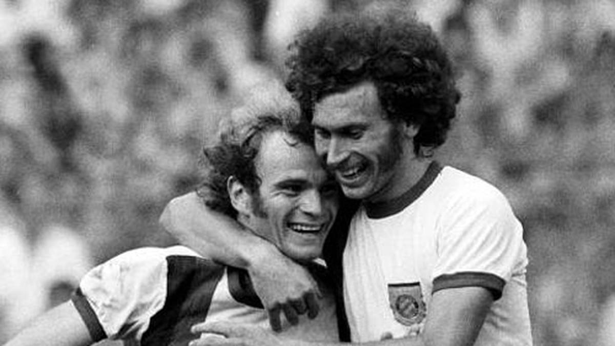 Auch sportlich entsteht eine gedeihliche Partnerschaft, in den kommenden vier Jahren werden Hoeneß und Breitner dreimal gemeinsam Meister mit Bayern, holen 1972 die EM, 1974 den Europapokal der Landesmeister und schließlich auch den WM-Titel im eigenen Land