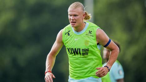 Vor dem WM-Auftakt gegen den Irak präsentiert sich Norwegen-Star Erling Haaland im Training offenbar in Topform. Trainer Stale Solbakken berichtet von einem sensationellen Traumtor, Martin Ödegaard schwärmt vom Zusammenspiel mit Haaland.