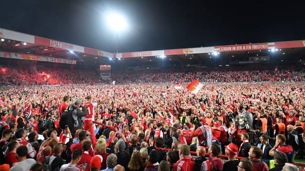 Union Berlin steigt in die 1. Bundesliga auf.