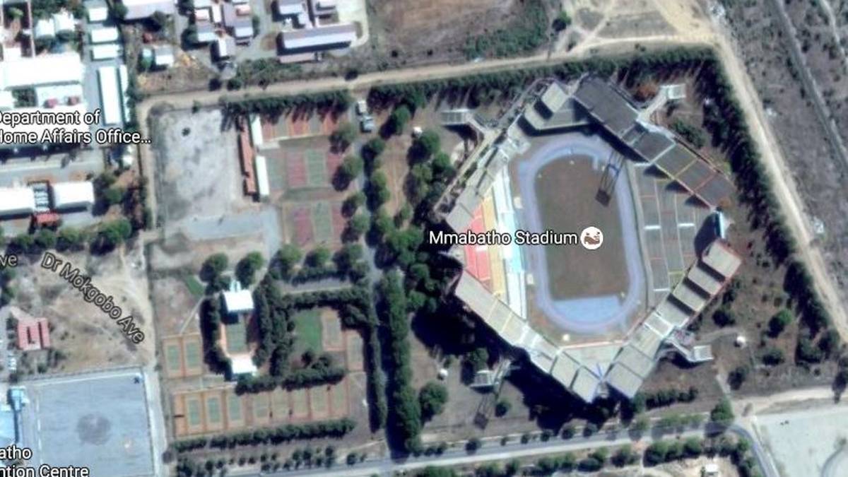 Das von einer russischen Firma gebaute Stadion hat die wohl ungewöhnlichste Tribünenkonstruktion überhaupt. Die Tribünen stehen in einem 45-Grad-Winkel zum Spielfeld