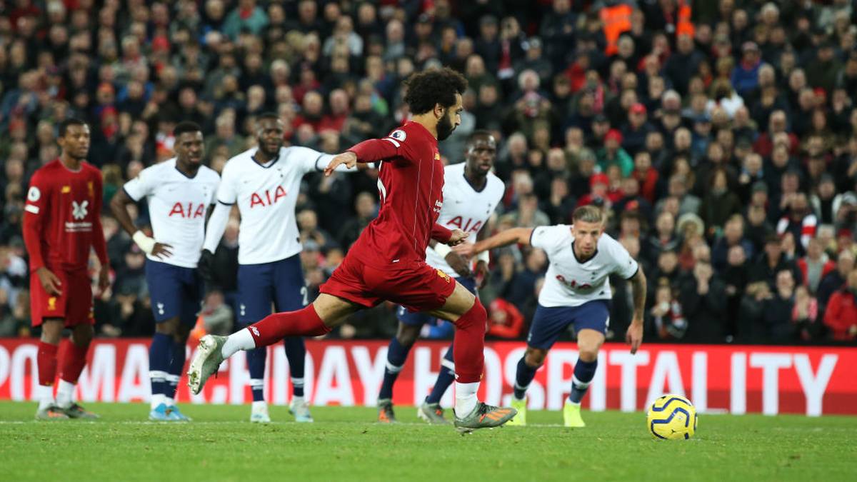 10. Spieltag: Gegen Tottenham Hotspur liegt der Spitzenreiter bis zur 52. Minute hinten, dann trifft Jordan Henderson zum Ausgleich. In der 75. Minute verwandelt schließlich Mo Salah einen Elfmeter zum 2:1-Sieg