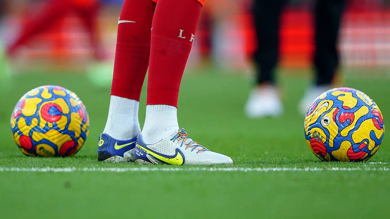 Jordan Henderson, hier bei einem Liverpool-Spiel im November 2021, lief während seiner Nationalmannschafts- und Klub-Karriere mehrmals mit Regenbogen-Schnürsenkeln aus, um die Stonewall Campaign für LGBTQ-Rechte zu unterstützen