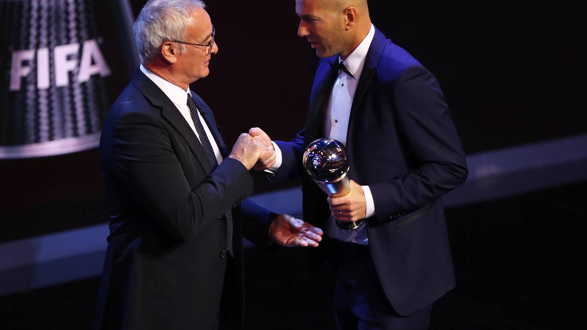 Zeit für eine Legende: Zinedine Zidane betritt die Bühne. Der Franzose wird zum Trainer des Jahres gekürt