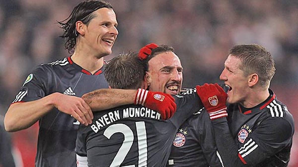 Ein wahres Torfestival erleben die Zuschauer im Achtelfinale des DFB-Pokals 2010/11: In Stuttgart gewinnen die Bayern  6:3