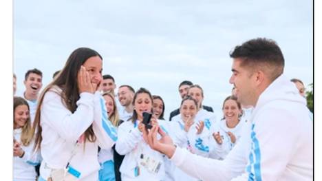 Paris ist wahrhaftig die Stadt der Liebe. Der argentinische Handballer Pablo Simonet hat um die Hand seiner Freundin und Hockey-Star Pilar Campoy angehalten.