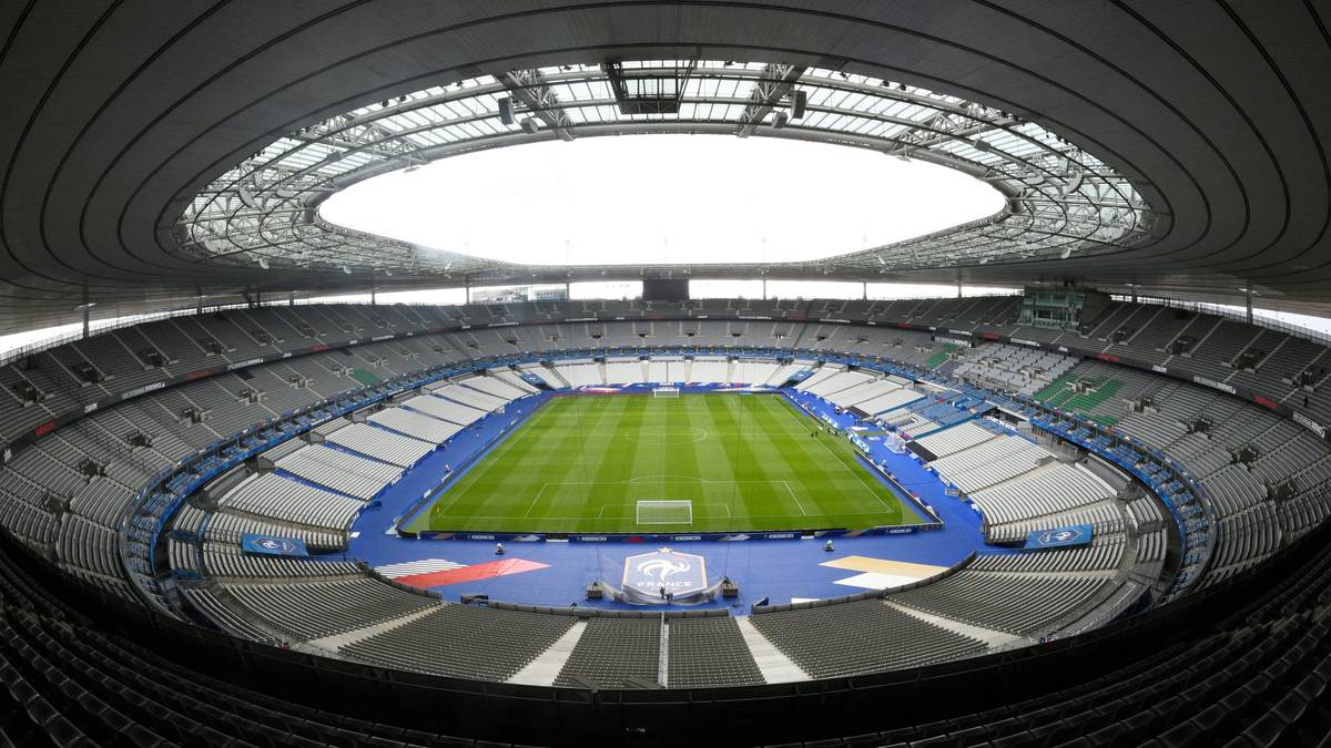 10: Gespielt wird in zehn Stadien. Das größte ist das Stade de France in St. Denis (80.000 Plätze), das kleinste steht in Toulouse (33.000)