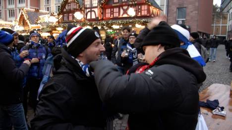 Die Champions-League-Partie zwischen Eintracht Frankfurt und Atalanta Bergamo steht auch im Zeichen der Fanfreundschaft. Auf dem Weihnachtsmarkt stimmen sich Anhänger beider Vereine ein.