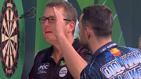 Im Match zwischen Luke Humphries und Paul Lim kommt es zu einer kuriosen Situation, bei der Caller Kirk Bevins ganz genau hinschauen muss.