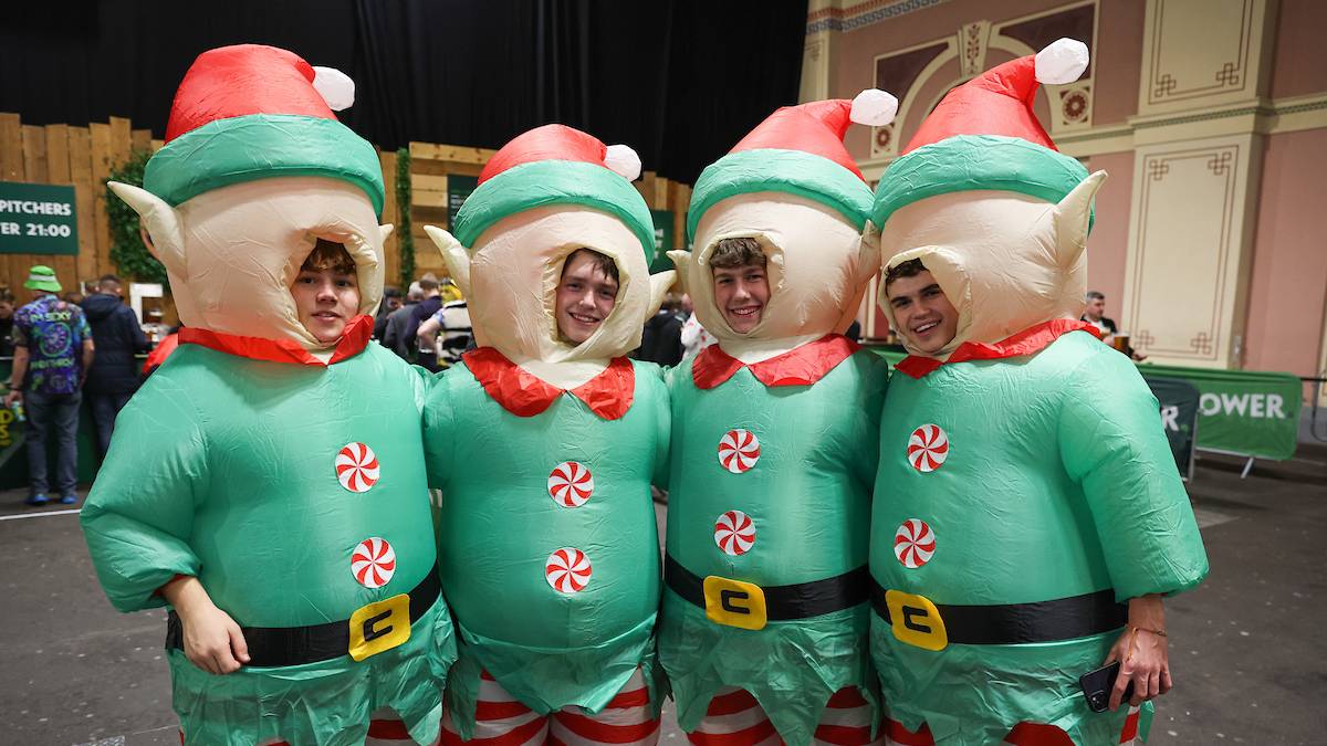 Passend zur Jahreszeit verkleiden sich diese Fans als Elfen
