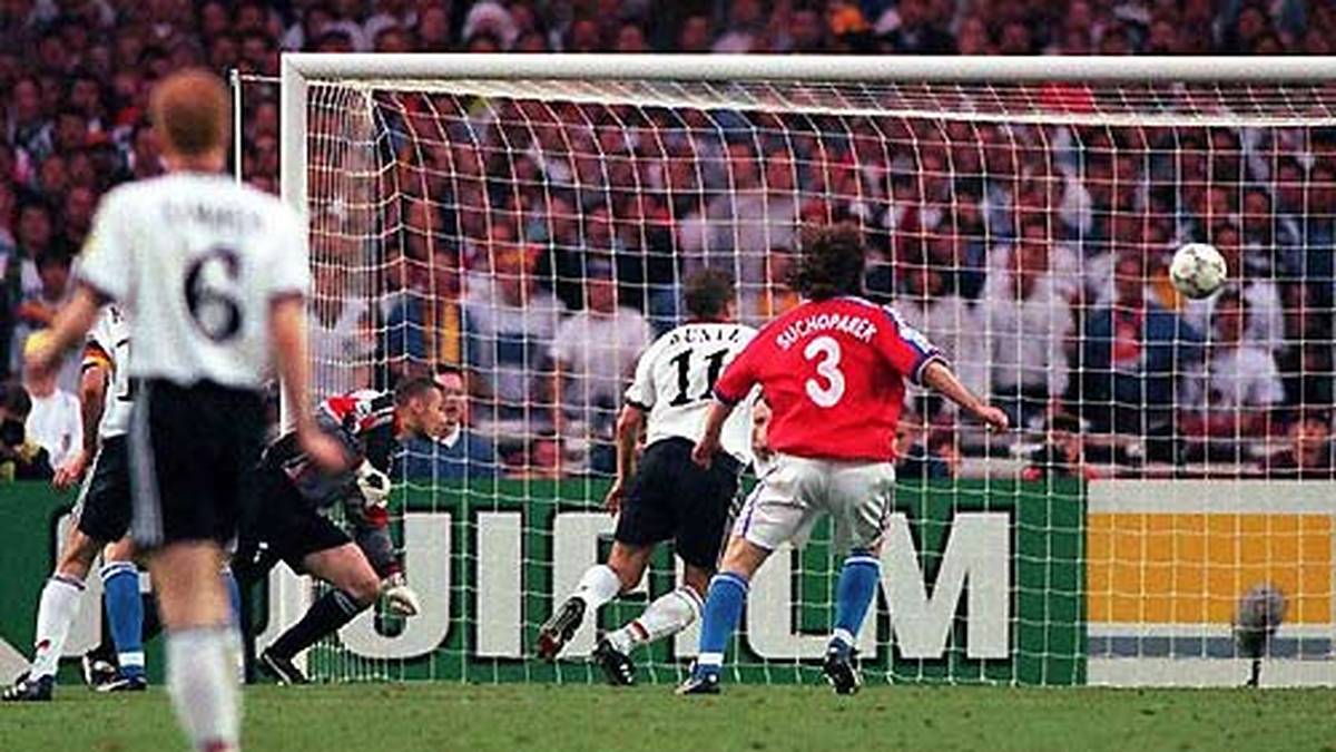 Der gebürtige Prager und spätere FCK-Keeper Petr Kouba bei seinem legendären Fehler im EM-Finale 1996 gegen Deutschland: Das DFB-Team siegt dank Koubas, äh, Bierhoffs "Golden Goal"