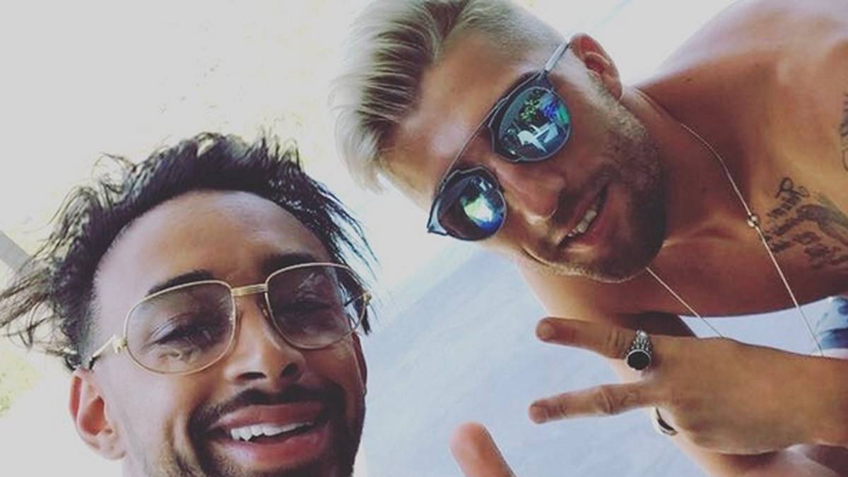 Die Leverkusen-Stars Kevin Kampl und Karim Bellarabi lassen sich die Sonne auf den Pelz scheinen, bevor es in der Vorbereitung wieder ernst wird
