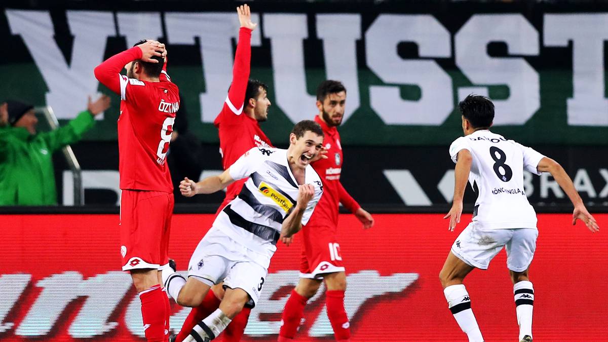 Dafür geht es nach der Pause rund: Zunächst trifft Gladbachs Andreas Christensen (M.) etwas glücklich zur Führung für die Hausherren