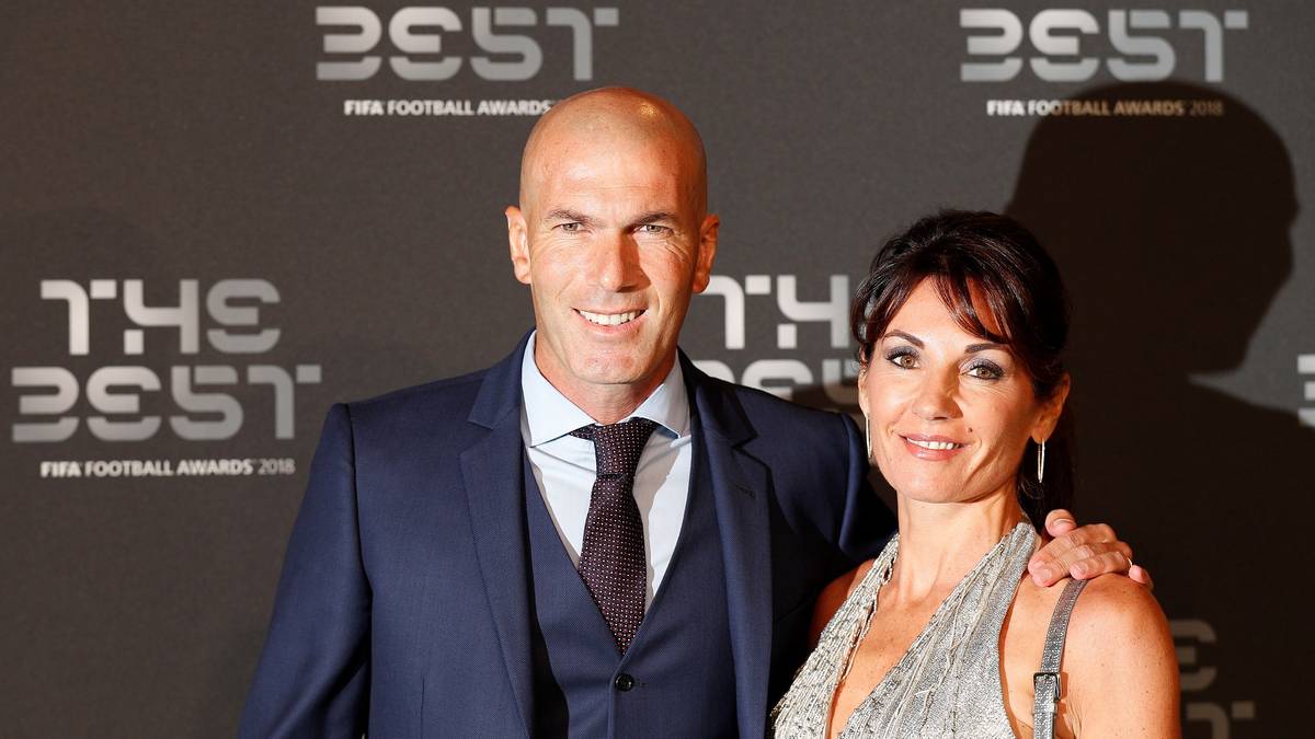 In London wird am Montagabend der Weltfußballer gekrönt. Auf dem Grünen Teppich gibt es ein regelrechtes Schaulaufen. Mit dabei ist natürlich auch Zinedine Zidane. Der Ex-Trainer von Real Madrid freut sich auf einen schönen Abend mit Ehefrau Veronique