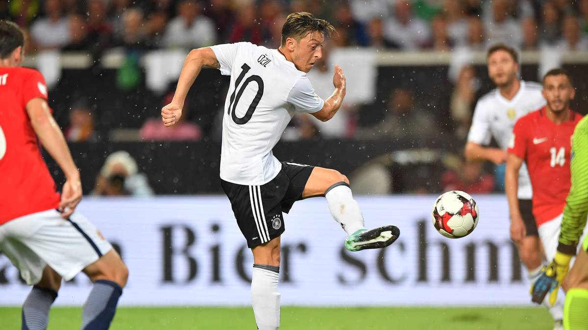 MESUT ÖZIL: Brachte die deutsche Elf mit seinem 22. Tor im 86. Länderspiel früh auf die Siegerstraße. Lauffreudig und mit vielen guten Ideen. Legte Julian Draxler das 2:0 auf (17.) und war mit einem Klassepass auf Werner Wegbereiter des 4:0 (40.).  SPORT1-Note: 1,5