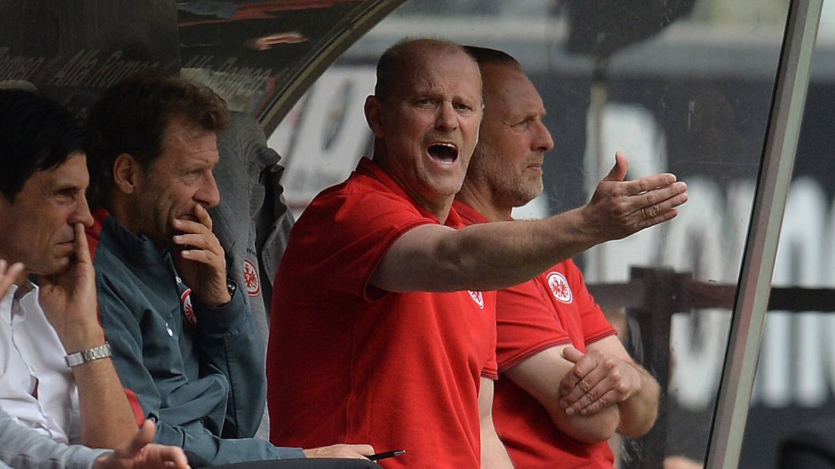 Schaaf wird mit der Eintracht nie wirklich warm. Der 54-Jährige ist mit dem neunten Platz in der Abschlusstabelle mehr als zufrieden, sieht seine Arbeit jedoch nicht genügend gewürdigt. Schließlich wittert er eine Kampagne gegen sich und wirft deshalb zum Ende der Saison bei der Eintracht hin