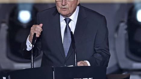 FIFA-Präsident Sepp Blatter überreichte Hiroshi Kagawa den Präsidentenpreis