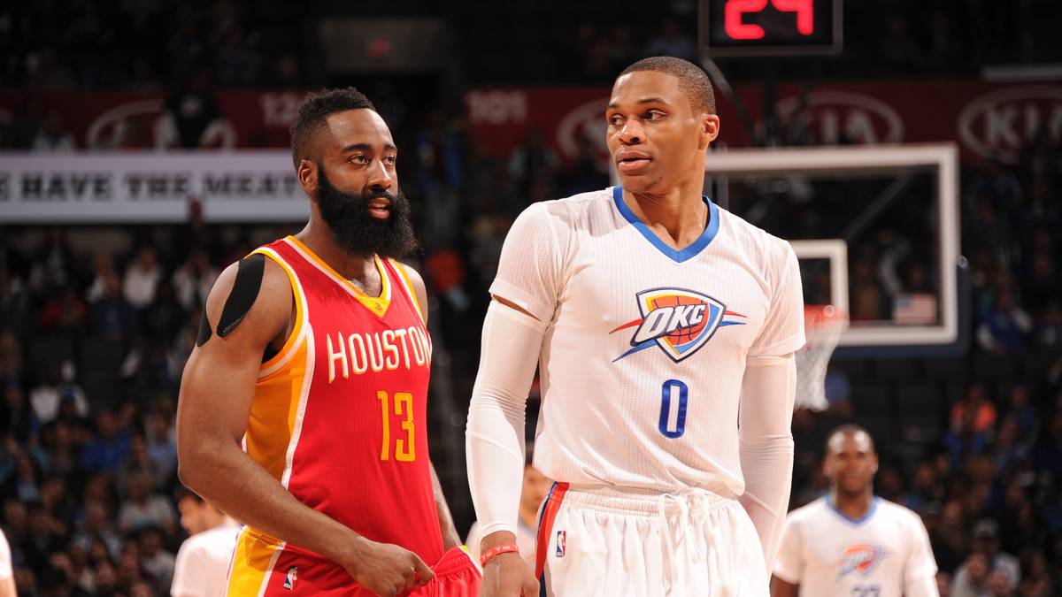 Russell Westbrook begeistert im Duell mit James Harden (l.) mit dem nächsten Triple-Double (40/13/11), doch am Ende hat die texansiche Rakete die Nase vorn. Harden erzielt 41 Punkte und führt Houston zum 115:112-Erfolg in Oklahoma City