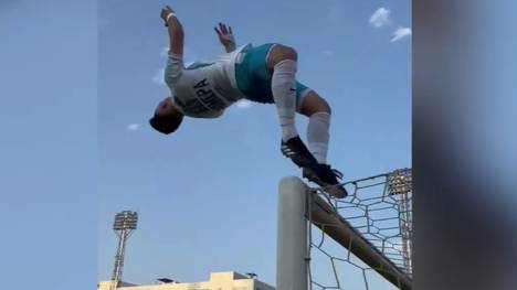 So etwas haben Sie noch nie gesehen. Der Kasache Alisher Kalgenbay erzielt ein Tor, klettert dann auf die Latte und macht von dieser einen Rückwärtssalto.