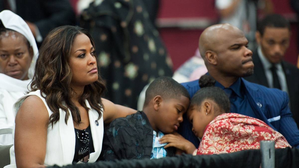 Auch Alis Tochter Laila wohnt mit ihrem Mann, dem Footballspieler Curtis Conway und ihren zwei Kindern der letzten Zeremonie für ihren Vater bei