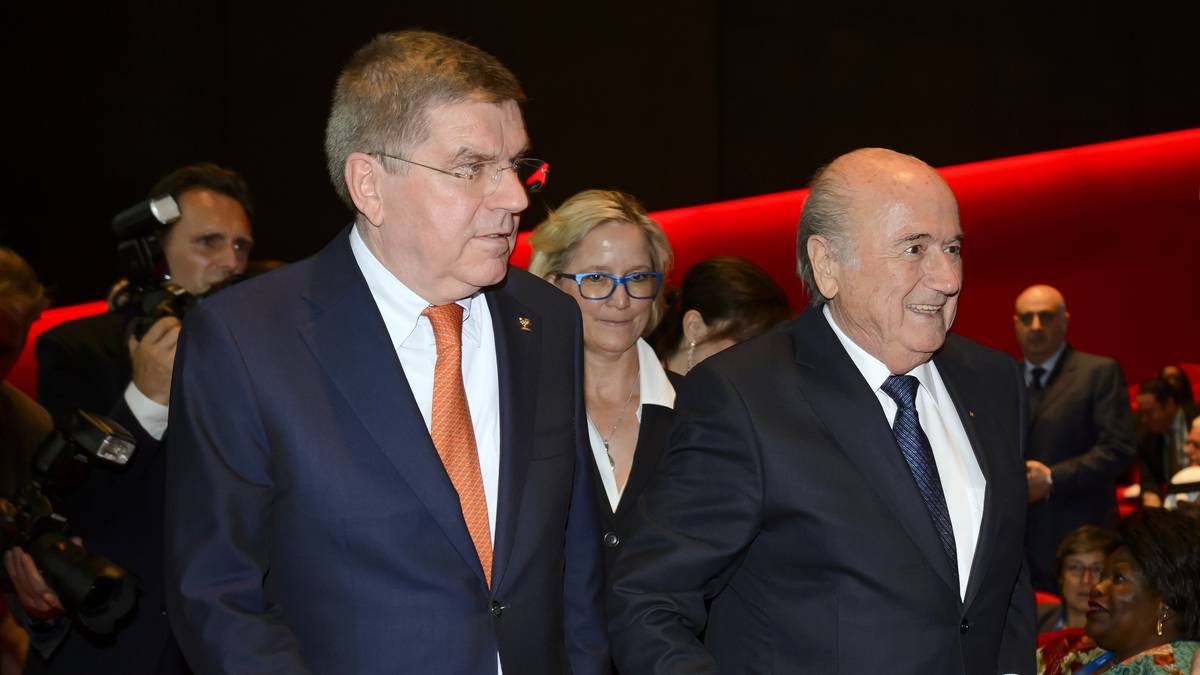 Am Donnerstagabend findet die Eröffnungsfeier des Kongresses statt. Sepp Blatter kommt zusammen mit dem Präsidenten Internationalen Olympischen Komitees (IOC), Thomas Bach, in den Saal