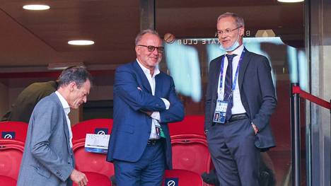 Karl-Heinz Rummenigge (M.) ist Vorstandsboss des FC Bayern