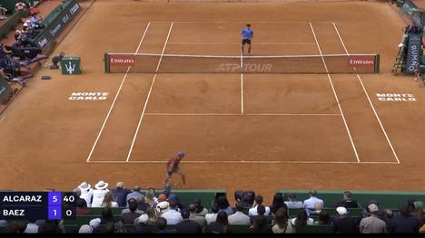 Carlos Alcaraz ist mit einem überzeugenden Sieg in die Sandplatzsaison gestartet. Der Spanier fertigte zum Auftakt in Monte Carlo Sebastian Baez mit 6:1, 6:3 ab.