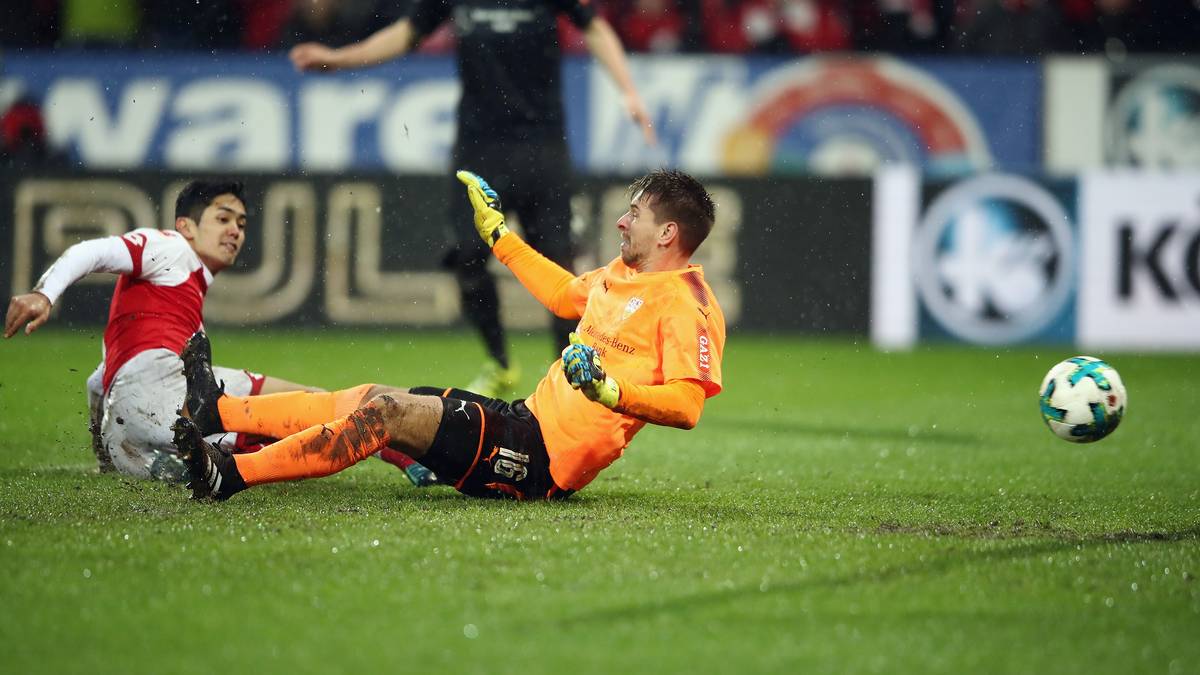 Nach der Pause kommt es für Zieler noch dicker: In der 54. Minute pariert er zunächst gut gegen Muto, gegen dessen Nachschuss aus kurzer Distanz ist er dann aber machtlos