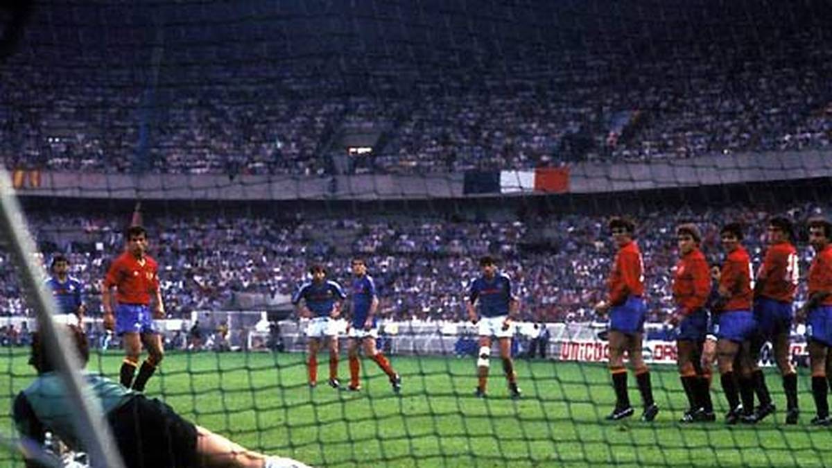 Zu den Klassikern gehört auch der Patzer des Spaniers Luis Arconada: Im Finale der EM 1984 lässt der Baske den Ball nach einem Freistoß von Michel Platini unter seinem Körper durch...