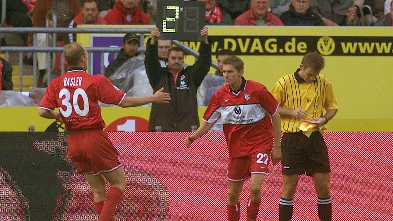 Andreas Buck (r.) wird für Mario Basler eingewechselt