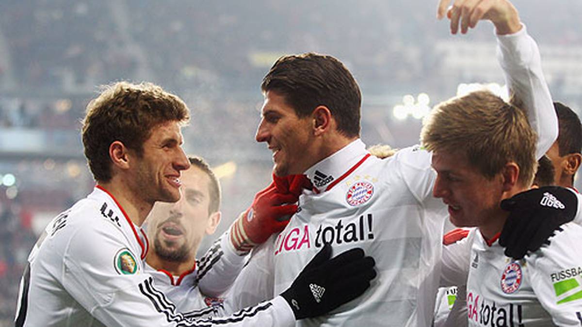 2012 treffen die Bayern auf ihrem Weg nach Berlin im Viertelfinale des DFB-Pokals auf Stuttgart. Bayern hat keine Probleme mit dem Rivalen aus Baden-Württemberg, Trainer Jupp Heynckes kann es sich sogar leisten, Arjen Robben 90 Minuten auf der Bank zu lassen. Der Rekordmeister gewinnt  2:0