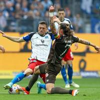 Der Hamburger SV hat den Bundesliga-Aufstieg des Erzrivalen FC St. Pauli vorerst verhindert und selbst die Chancen auf eine Rückkehr gewahrt.