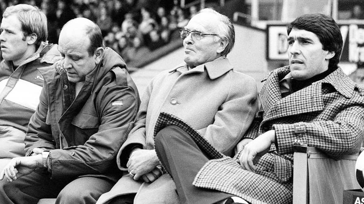 PLATZ 1 - FRED SCHULZ † (74 Jahre, 184 Tage): Als Aktiver gewinnt der Flügelstürmer mit Wacker Halle 1928 die Mitteldeutsche Meisterschaft. Nach dem Krieg übernimmt er das Amt des Cheftrainers bei Union Halle. Schulz steht für technisch gepflegte Spielweise, was damals nicht selbstverständlich ist. 1953 wird er Coach von Werder Bremen, wenig später übernimmt er in dem Klub den Posten des Ligaobmannes