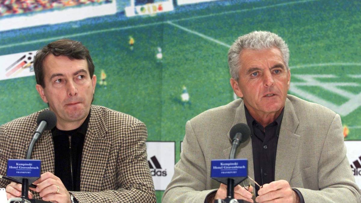 1998 stellt er mit Erich Ribbeck den Nachfolger von Berti Vogts vor