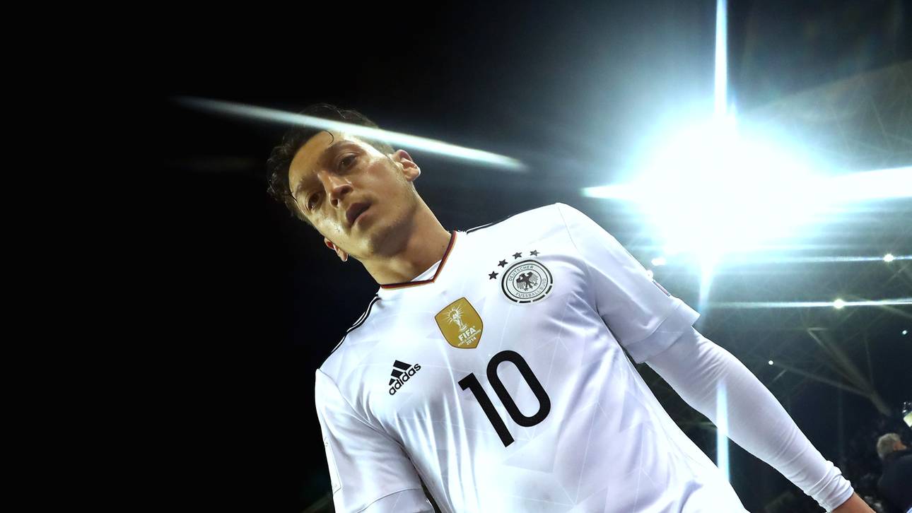 FDP-Chef: Özil soll Hymne siegen