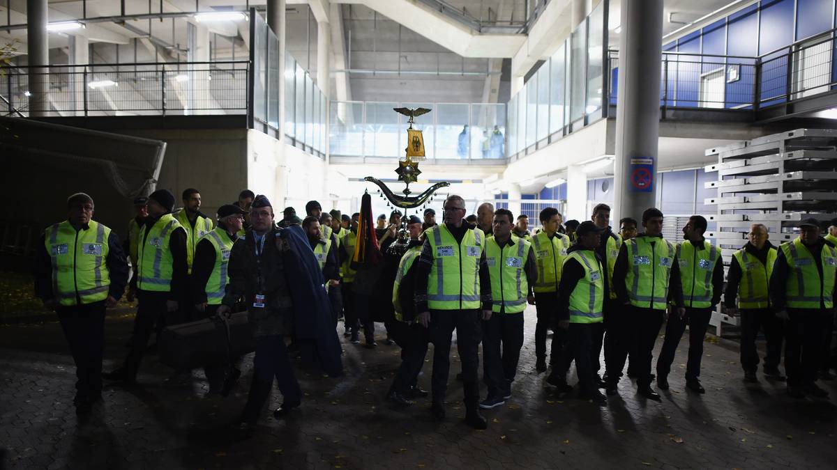 DFB-Interimspräsident Rainer Koch bestätigt dagegen, dass sich die deutsche Nationalmannschaft in Sicherheit befindet. "Reinhard Rauball hat als Delegationsleiter Kontakt zur Mannschaft, sie ist in Sicherheit", sagt Koch dem SID und lobt die Polizei Hannover