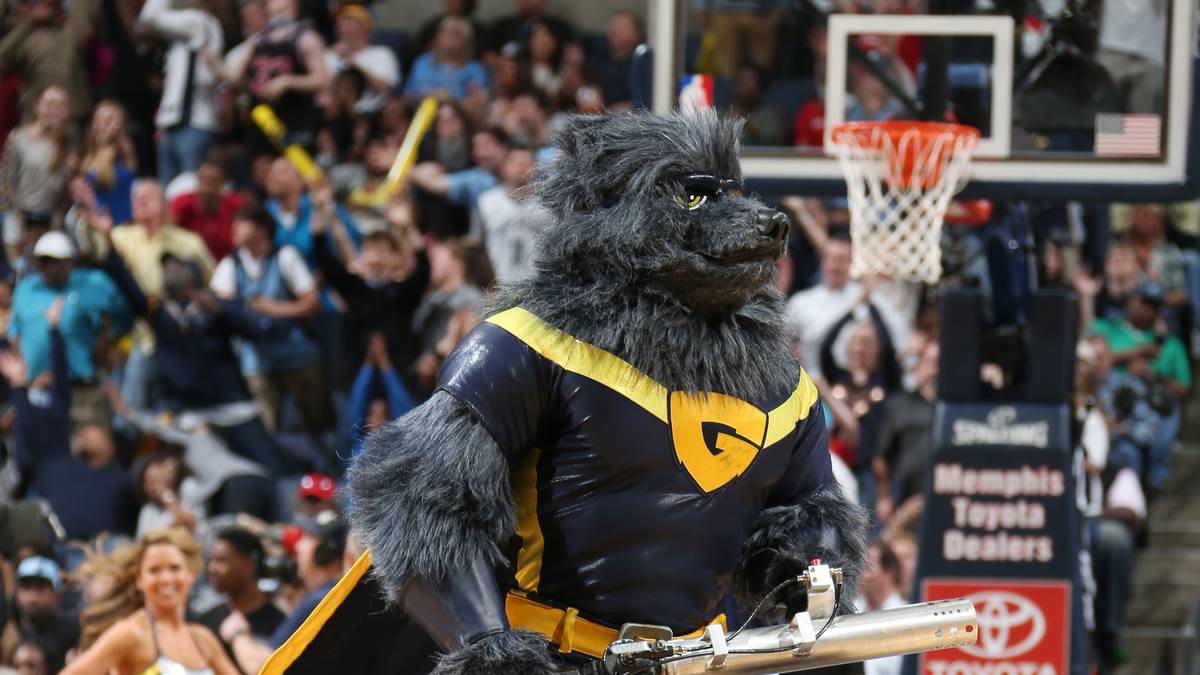 4. April: Merkwürdige Dinge tun sich in Memphis. Der Grizzly gehört ja zum Inventar im FedExForum, aber ein Bär mit Kanone...?