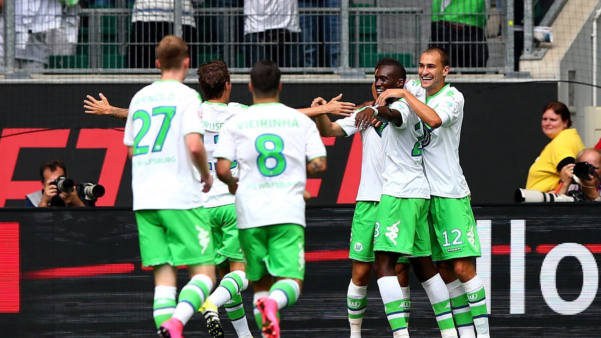 Schon früh geht es in der ersten Hälfte rund: Ivan Perisic schließt einen schönen Wolfsburger Angriff per Kopf ab, bringt den VfL in Führung