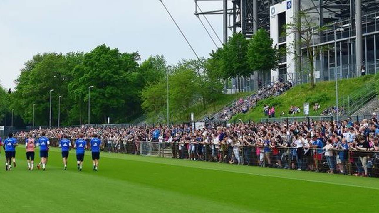 Fans feiern HSV beim Training