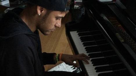 Konzentrierter Blick: Neymar übt sich am Klavier.