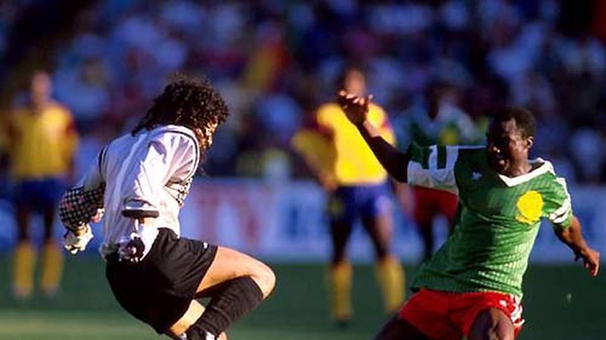 Bei der WM 1990 sorgt Kolumbiens Torwart Rene Higuita mit seinen Ausflügen für Aufsehen. Einer geht allerdings schief, und Kameruns Roger Milla bestraft den Südamerikaner