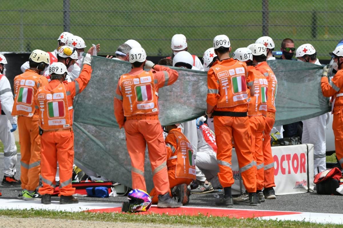 Der Schweizer Motorrad-Rennfahrer Jason Dupasquier ist nach seinem schweren Unfall im Rahmen des Großen Preises von Italien seinen schweren Kopfverletzungen erlegen. 