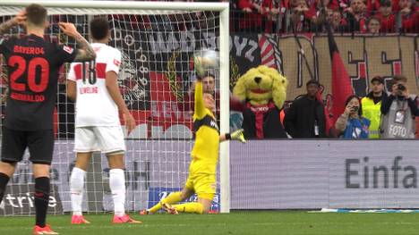 Im Topspiel zwischen Bayer Leverkusen und Stuttgart packt VfB-Torhüter Alexander Nübel eine spektakuläre Doppel-Parade aus. Der Keeper lässt Marcel Reif im STAHLWERK Doppelpass staunen.