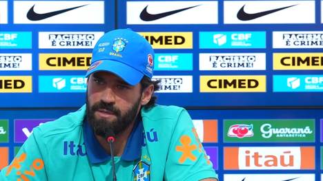 Brasilien-Torhüter Alisson schwärmt von Carlo Ancelottis Art, Inhalte auf einfachste Weise zu vermitteln und seine Ideen klar zu kommunizieren. Er hebt aber auch die Assistenten hervor, die der Italieners mitgebracht hat zur Selecao.