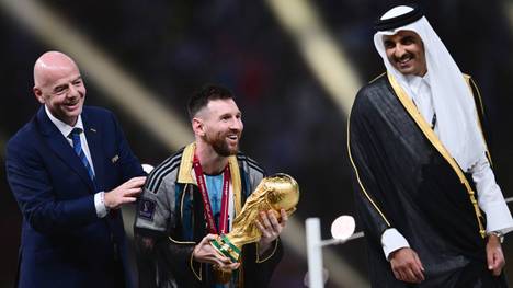 Die WM in Katar ist nun vorbei. Neben den sportlichen Ereignissen stand immer wieder die Politik im Vordergrund. So auch wieder beim Finale und der Preisverleihung rund um Lionel Messi. 