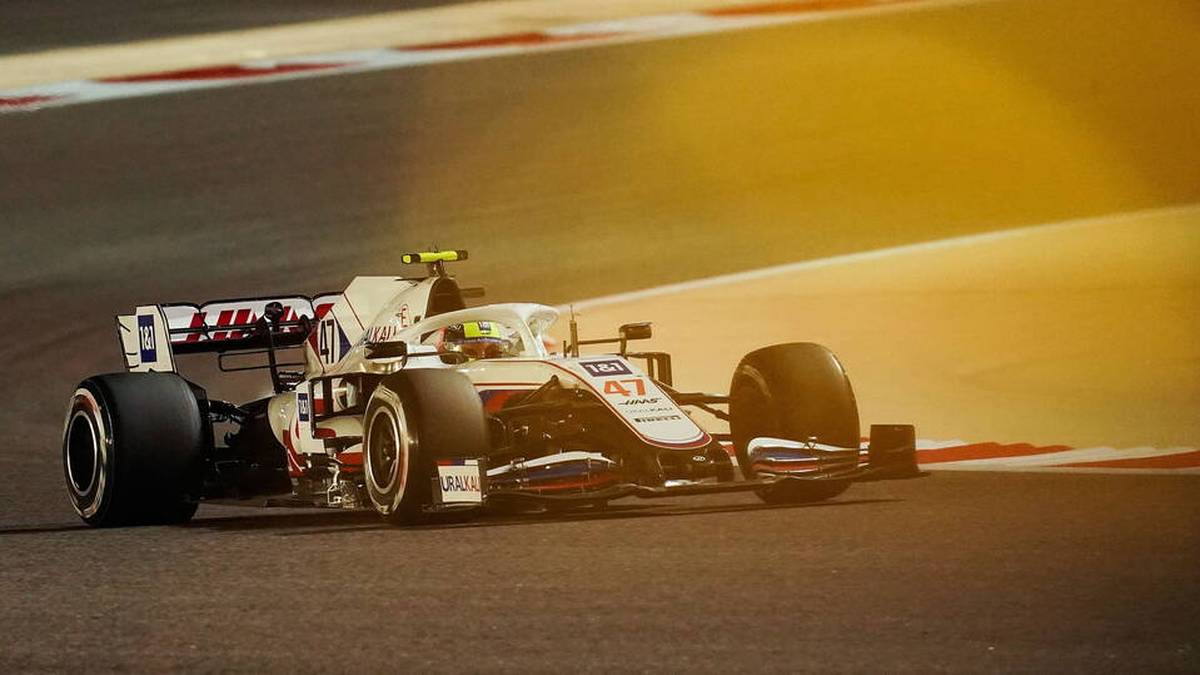 Bei seinem Debüt in Bahrain startet Schumacher auf dem 18 Rang und erreicht Platz 16. Kein verheißungsvoller Startschuss, aber dennoch ein solides Rennen. "Es hat tierisch Spaß gemacht und ich habe viel gelernt", freut er sich