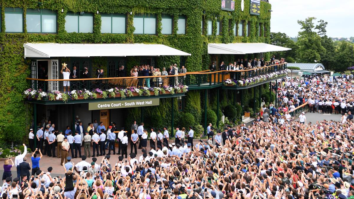 Zahlreich sind sie erschienen und fotografieren nach Herzenslust