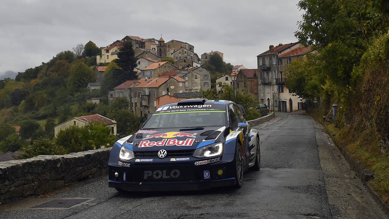 Reifenschaden wirft Ogier zurück