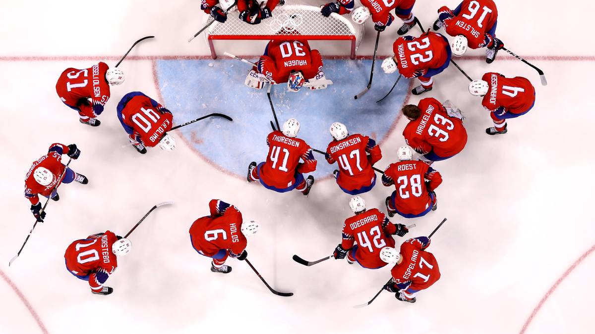 Was wollt ihr von mir? Der norwegische Goalie wird von den eigenen Mitspielern belagert