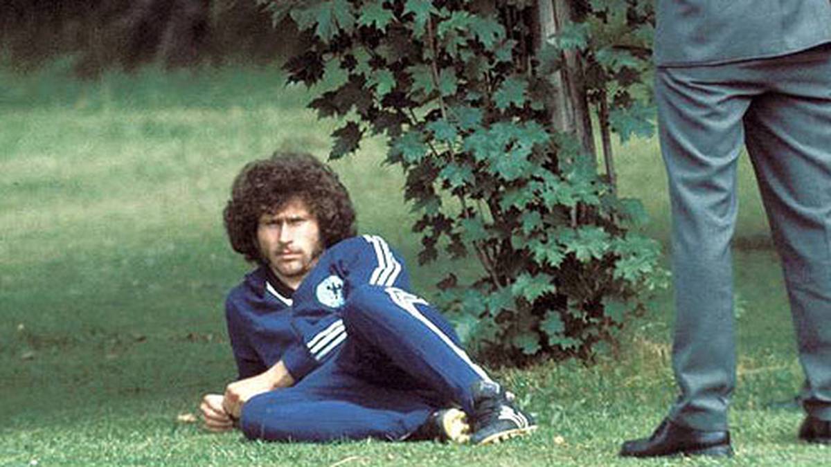 Breitner war schon immer ein lässiger Kerl. Ob hier bei der Nationalmannschaft, zu der er nach seinem Rücktritt erst sieben Jahre später wieder zurückkehrte, oder...